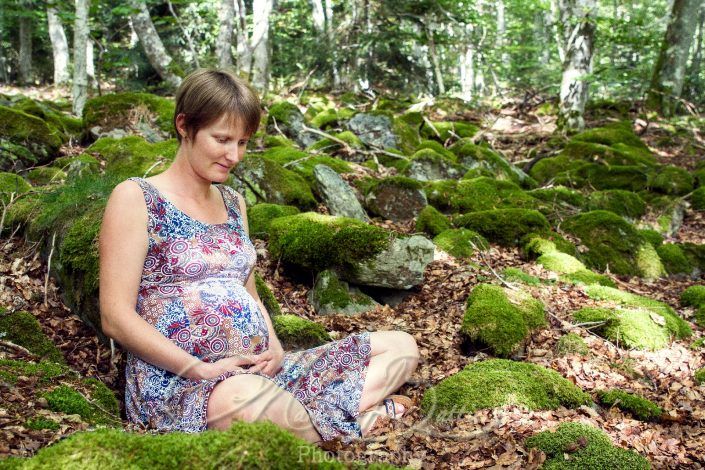 seance grossesse, ventre rond, famille, enfants, bébé, nature, Saint-Julien-Chapteuil, Haute-Loire, Auvergne