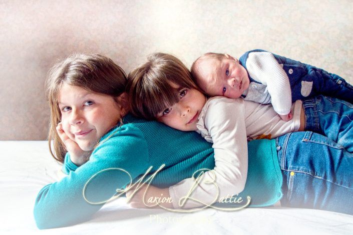 séance enfants, bébé, cousins, intérieur, Haute-Loire, France