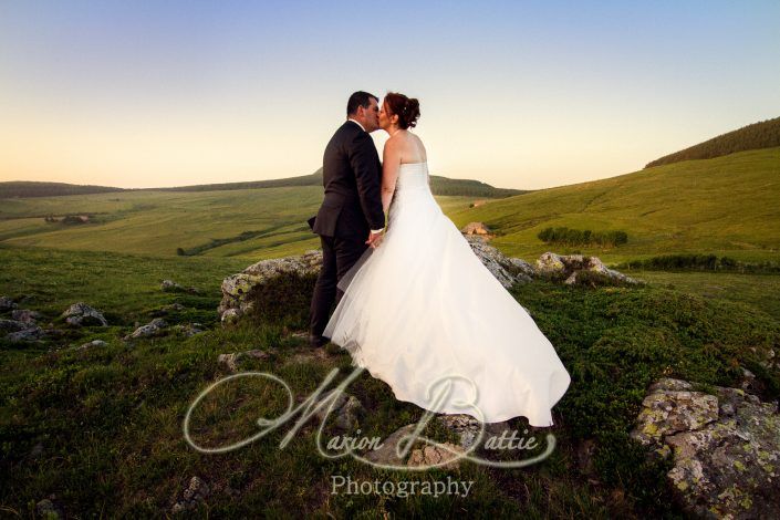 séance couple, mariage, nature, montagne, portrait, costume, robe, Haute-Loire, Auvergne,