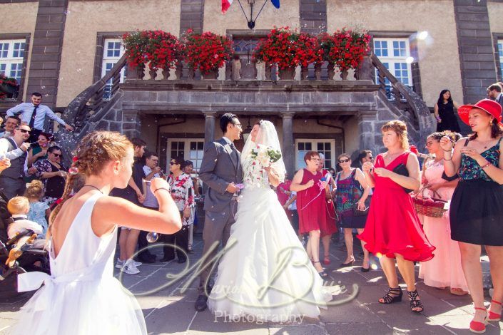 reportage mariage, mariage, mairie, cérémonie civile, entrée des mariés, marié, mariée, famille, témoins, signatures, baiser, sortie de la mairie, Pont-du-Chateau, Puy de-Dôme