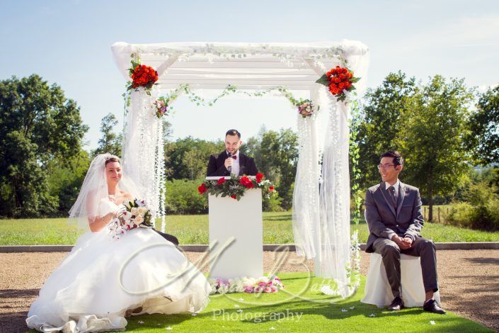 détails, cérémonie laïque, mariage, reportage de mariage, mariés, mariée, marié, arrivée du marié, arrivée de la mariée, discours, amis, famille, plein air, nature, exterieur, cérémonie extérieure, Poont-du-Chateau, Ravel, Puy-de-Dôme