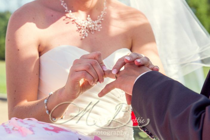 détails, cérémonie laïque, mariage, reportage de mariage, mariés, mariée, marié, arrivée du marié, arrivée de la mariée, discours, amis, famille, plein air, nature, exterieur, cérémonie extérieure, Poont-du-Chateau, Ravel, Puy-de-Dôme