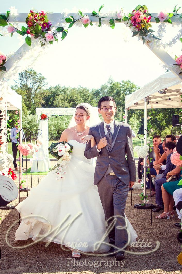 détails, cérémonie laïque, mariage, reportage de mariage, mariés, mariée, marié, arrivée du marié, arrivée de la mariée, discours, amis, famille, plein air, nature, exterieur, cérémonie extérieure, Poont-du-Chateau, Ravel, Puy-de-Dôme