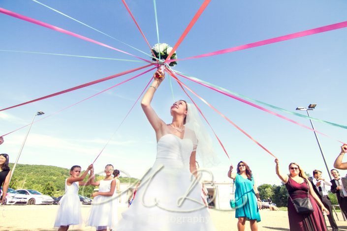 cocktail, vin d"honneur, jeu du ruban, mariage, reportage de mariage, photos de groupe, famille, amis, mariée, marié, demoiselles d'honneur, garçons d'honneur, couple, Pont-du-Chateau, Ravel, Puy-de-Dôme