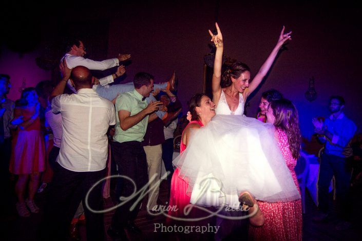 soirée, reportage de mariage, détails, décoration, animations, mariage, marié, mariée, première danse, danse, gâteau, feu d'artifice, Chateau, chateau de Chazelles, Saint-André-en-Chalencon, Haute-Loire