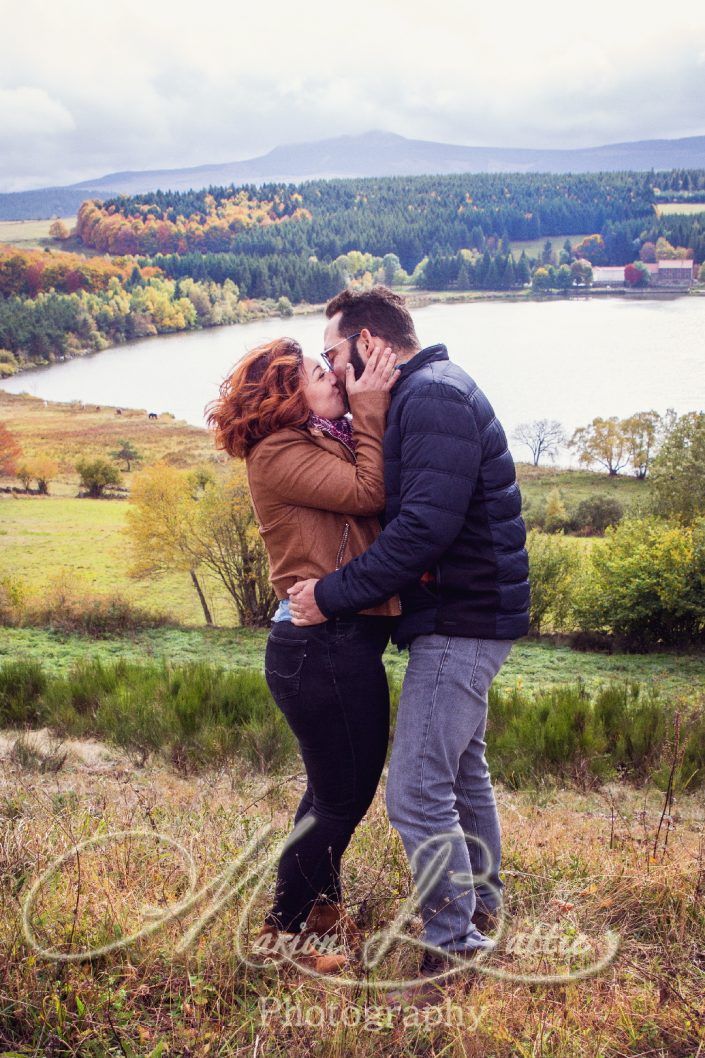 Noces de coton, mariage, anniversaire de mariage, automne, séance couple, couple, lac, Haute-Loire, Saint-Front