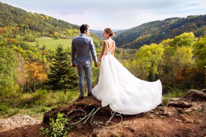 séance Day After, Day after, séance couple, mariage, reportage de mariage, photos de couple décalées, chateau, village, nature, mariée, marié, robe de mariée, costume de marié, automne, Chalencon, 43, Haute-Loire, Auvergne