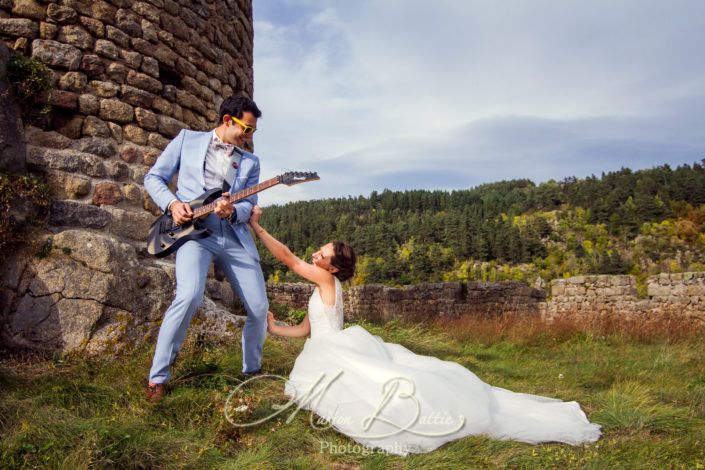 séance Day After, Day after, séance couple, mariage, reportage de mariage, photos de couple décalées, chateau, village, nature, mariée, marié, robe de mariée, costume de marié, automne, Chalencon, 43, Haute-Loire, Auvergne