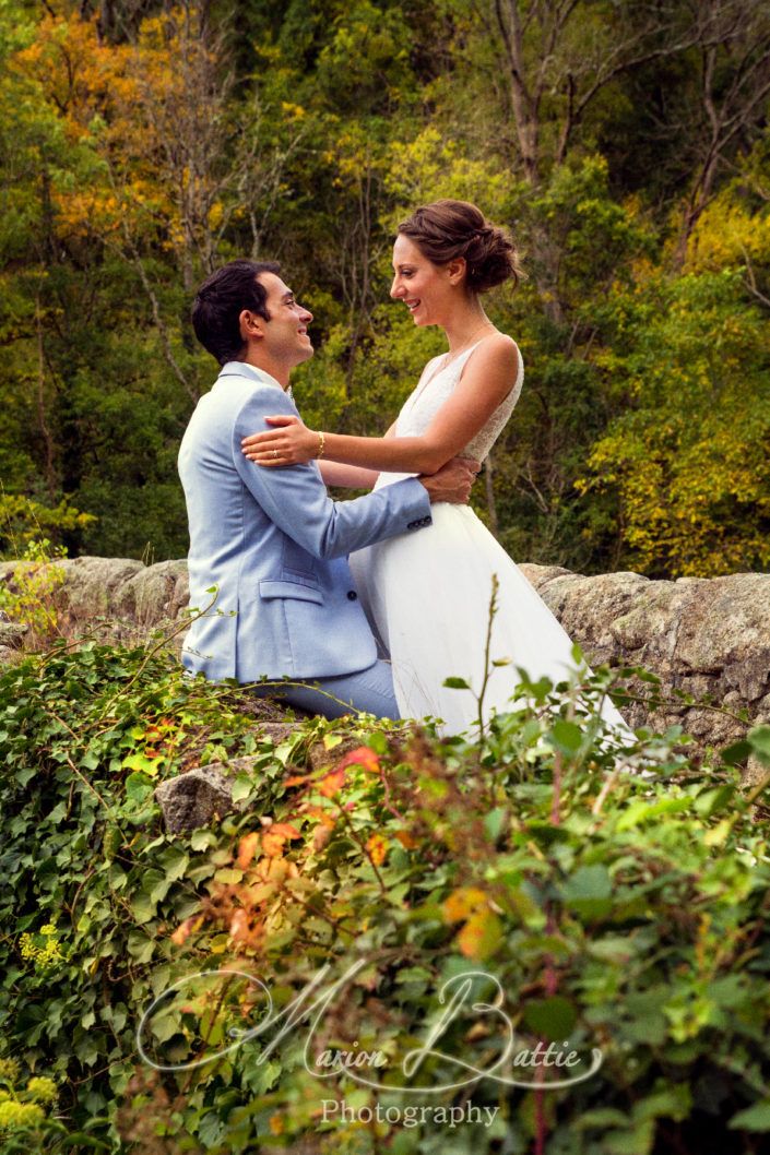 séance Day After, Day after, séance couple, mariage, reportage de mariage, photos de couple décalées, chateau, village, nature, mariée, marié, robe de mariée, costume de marié, automne, Chalencon, 43, Haute-Loire, Auvergne