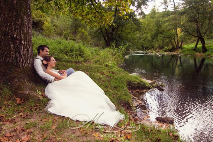 séance Day After, Day after, séance couple, mariage, reportage de mariage, photos de couple décalées, chateau, village, nature, mariée, marié, robe de mariée, costume de marié, automne, Chalencon, 43, Haute-Loire, Auvergne