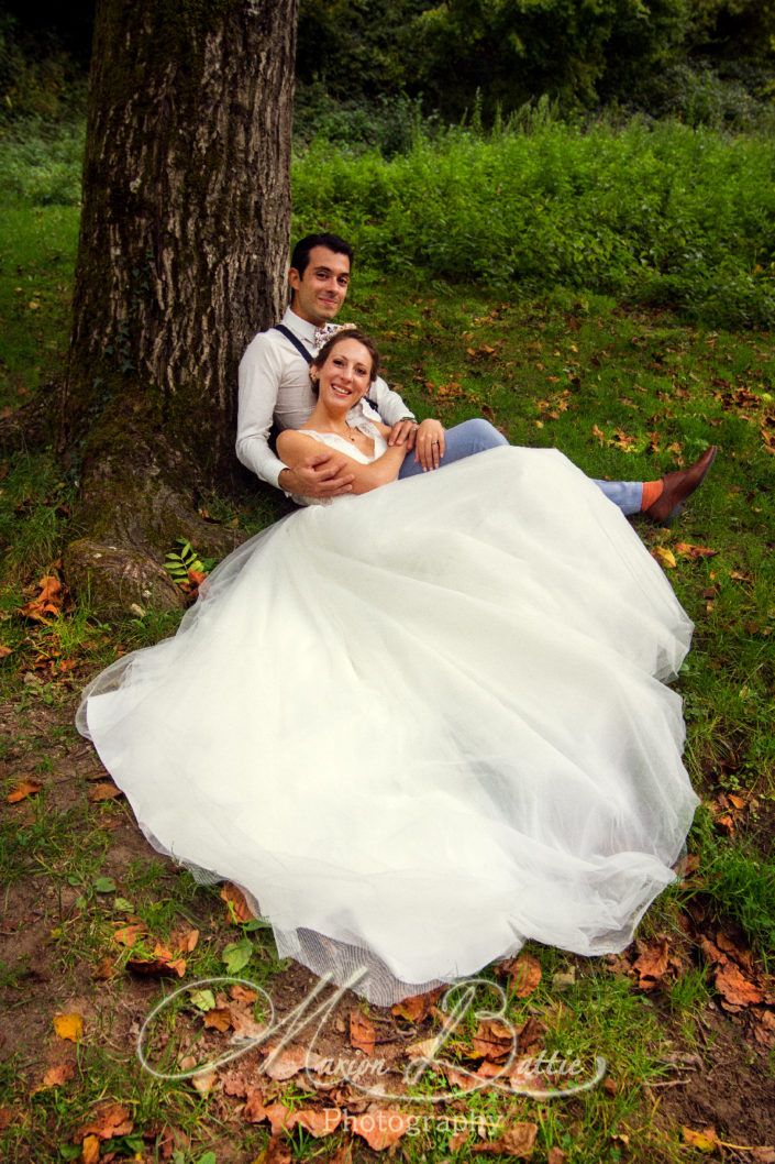 séance Day After, Day after, séance couple, mariage, reportage de mariage, photos de couple décalées, chateau, village, nature, mariée, marié, robe de mariée, costume de marié, automne, Chalencon, 43, Haute-Loire, Auvergne