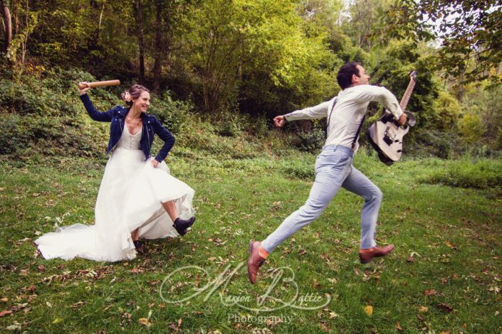 séance Day After, Day after, séance couple, mariage, reportage de mariage, photos de couple décalées, chateau, village, nature, mariée, marié, robe de mariée, costume de marié, automne, Chalencon, 43, Haute-Loire, Auvergne