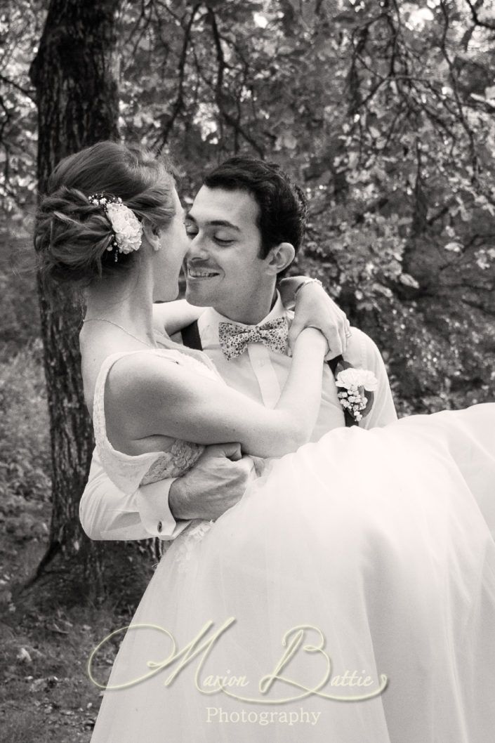 séance Day After, Day after, séance couple, mariage, reportage de mariage, photos de couple décalées, chateau, village, nature, mariée, marié, robe de mariée, costume de marié, automne, Chalencon, 43, Haute-Loire, Auvergne