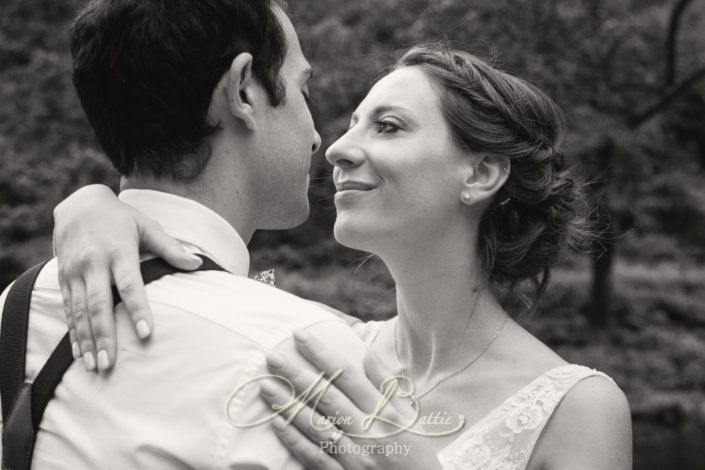 séance Day After, Day after, séance couple, mariage, reportage de mariage, photos de couple décalées, chateau, village, nature, mariée, marié, robe de mariée, costume de marié, automne, Chalencon, 43, Haute-Loire, Auvergne